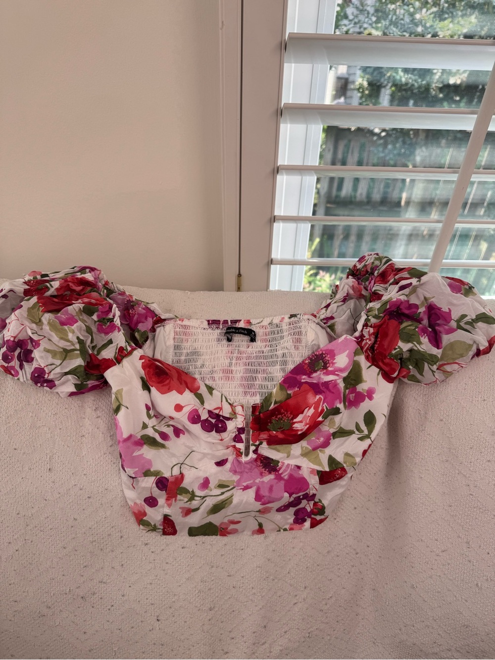 Abercrombie & Fitch Crop Top Floral Puff Sleeve Crop Top - Pink/Red